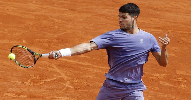 En la foto, el tenista español Carlos Alcaraz sobre la tierra batida de Montecarlo