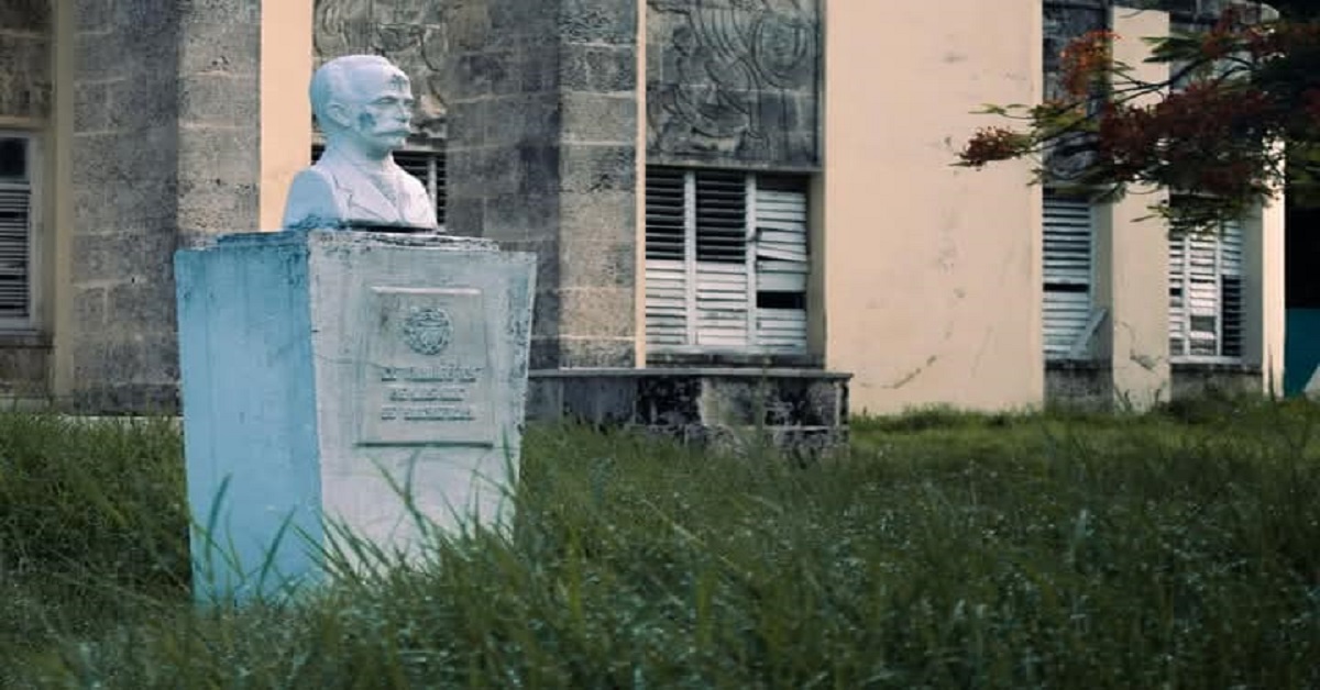 En la foto, una escuela cubana medio destruida