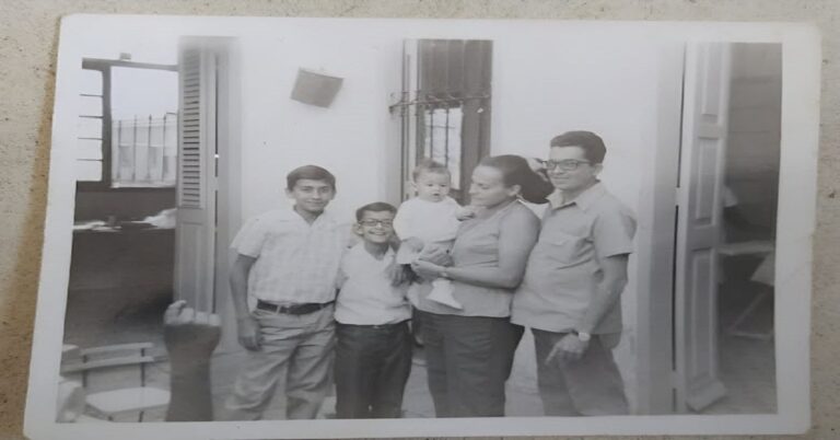 En la foto, la familia de Ulises Toirac: padres y dos hermanos