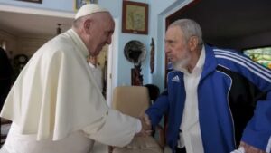 En la foto, el papa Francisco de visita en la casa de Fidel Castro