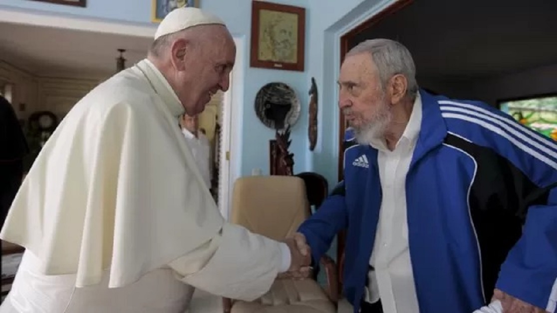En la foto, el papa Francisco de visita en la casa de Fidel Castro
