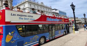 En la foto, un bus turístico en Cuba