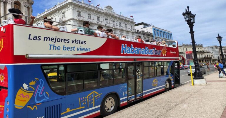 En la foto, un bus turístico en Cuba