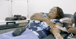 En la foto, una mujer negra dona sangre
