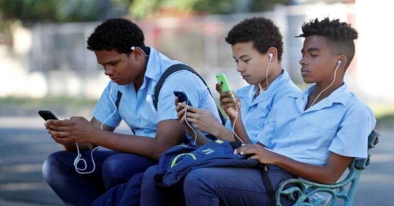 En la foto, estudiantes de preuniversitario en Cuba
