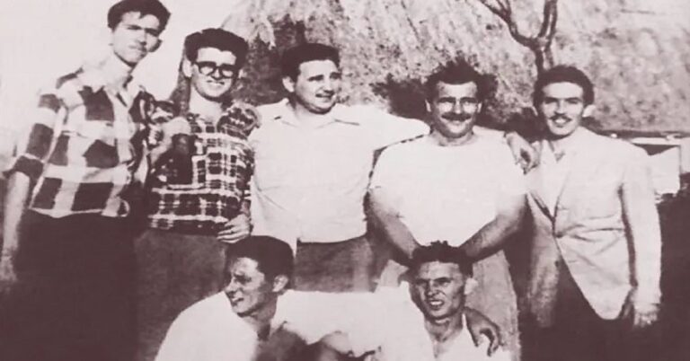 En la foto, asaltantes al moncada, entre ellos los dos jefes: Fidel Castro y Abel Santamaría