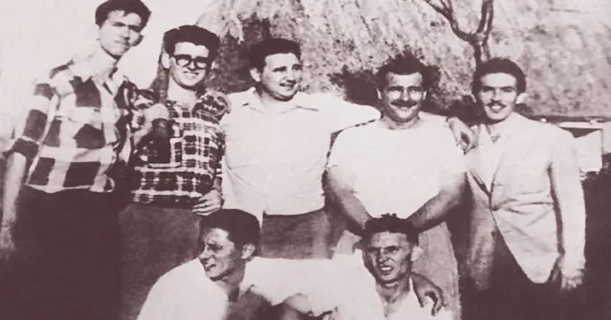 En la foto, asaltantes al moncada, entre ellos los dos jefes: Fidel Castro y Abel Santamaría
