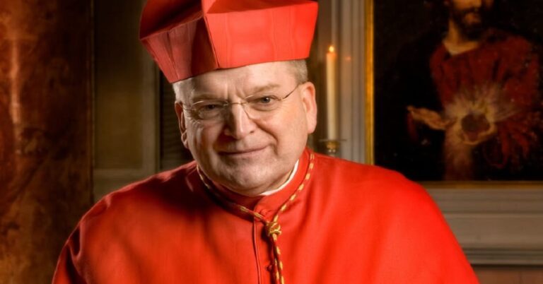 En la foto el cardenal estadounidense Raymond Burke