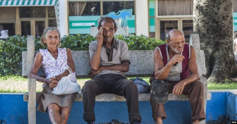 En la foto, ancianos en la pobreza en Cuba