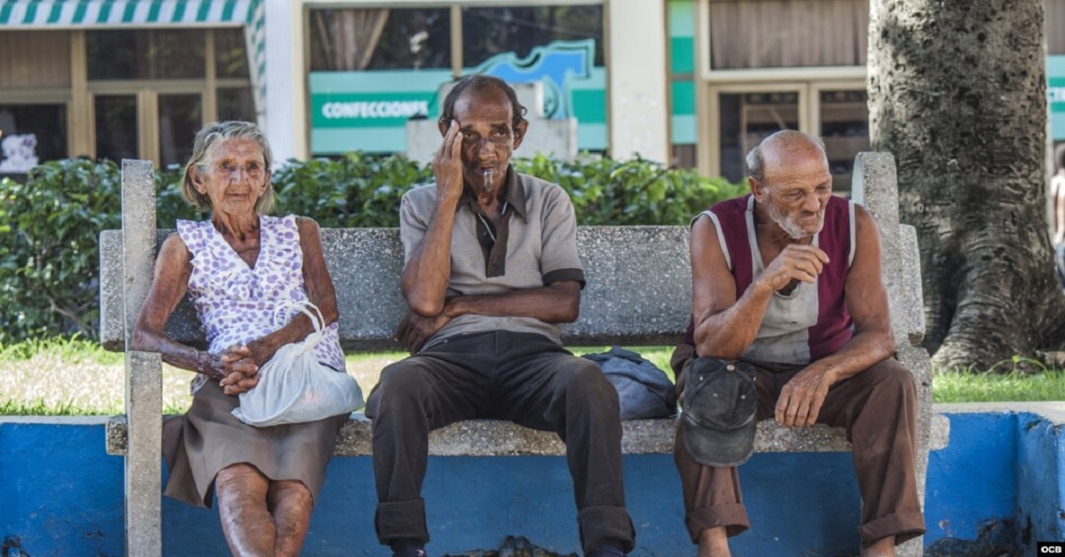 En la foto, ancianos en la pobreza en Cuba