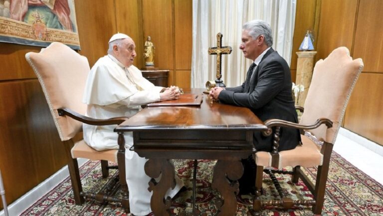 En la foto, el papa Francisco y el presidente de Cuba, Miguel Díaz-Canel