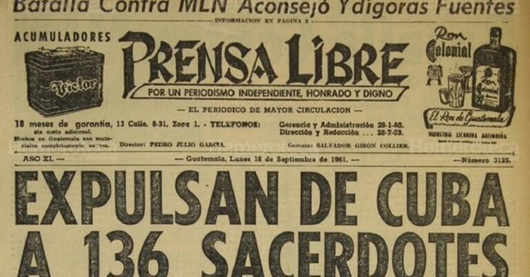 En la foto, un periódico anuncia la expulsión de sacerdotes de Cuba