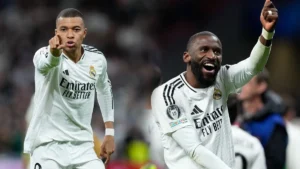 En la foto, los jugadores del Real Madrid Antonio Rüdiger y Kylian Mbappé
