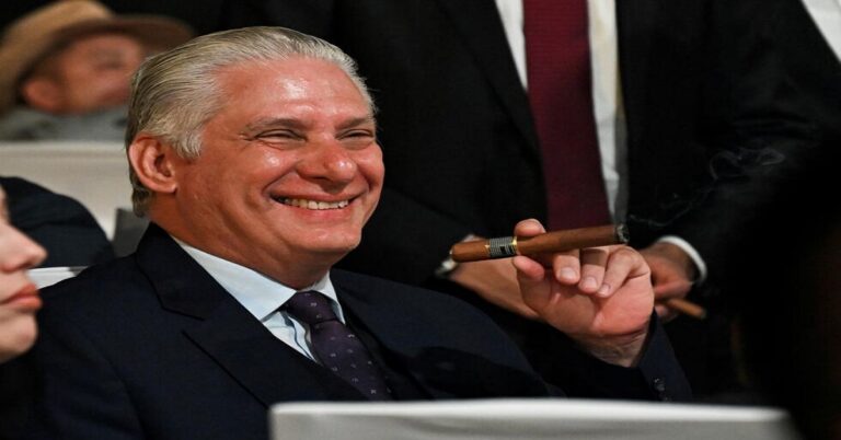 En la foto, el presidente cubano, Miguel Díaz-Canel, fumando un habano