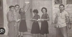 En la foto, huestes castristas listas para hacer inventario a una casa