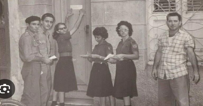 En la foto, huestes castristas listas para hacer inventario a una casa