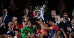 En la foto, los capitanes del Barcelona levantan la Copa del Rey