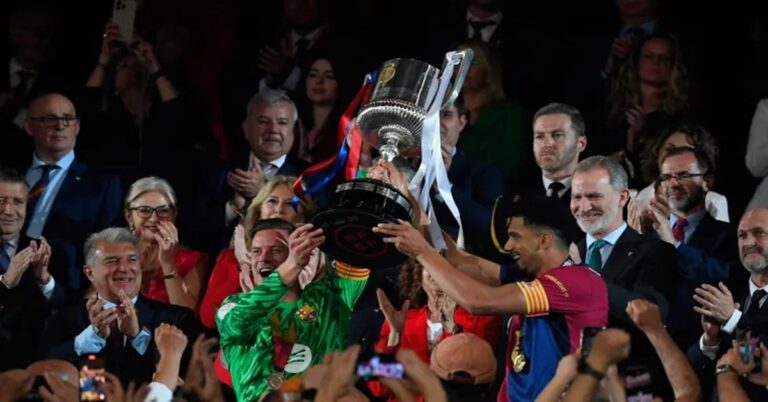 En la foto, los capitanes del Barcelona levantan la Copa del Rey