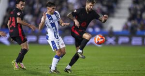En la foto, momentos del partido entre el Leganés y el Barcelona