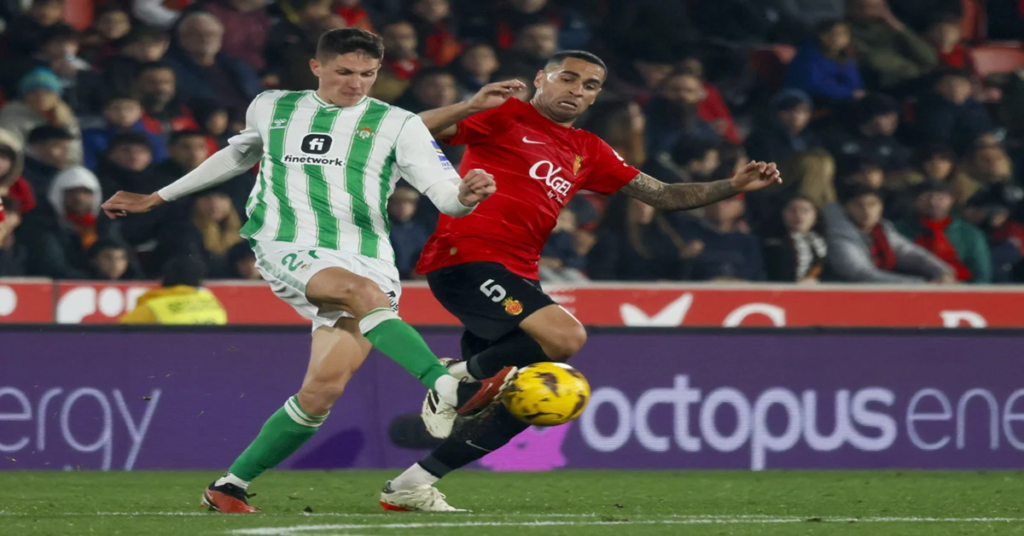 En la foto, momento de un partido entre el Betis y el Mallorca