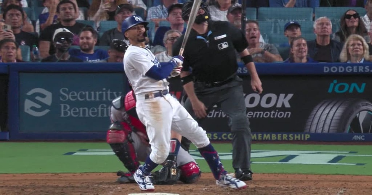 En la foto, Mookie Betts al batear jonrón ante los Bravos
