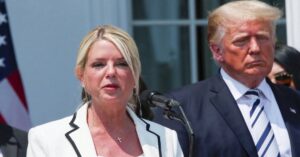 En la foto, Pam Bondi, la fiscal general de EEUU, y Donald Trump