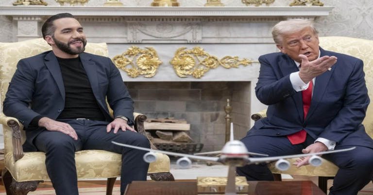 En la foto, los presidentes Donald Trump y Nayib Bukele