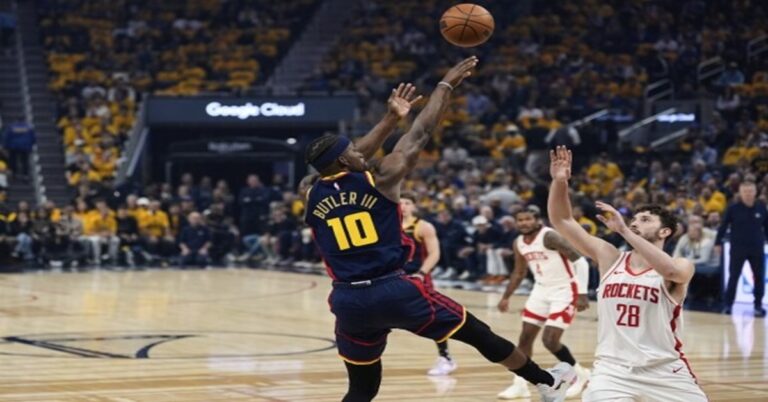 En la foto, Butler en una jugada ante Rockets