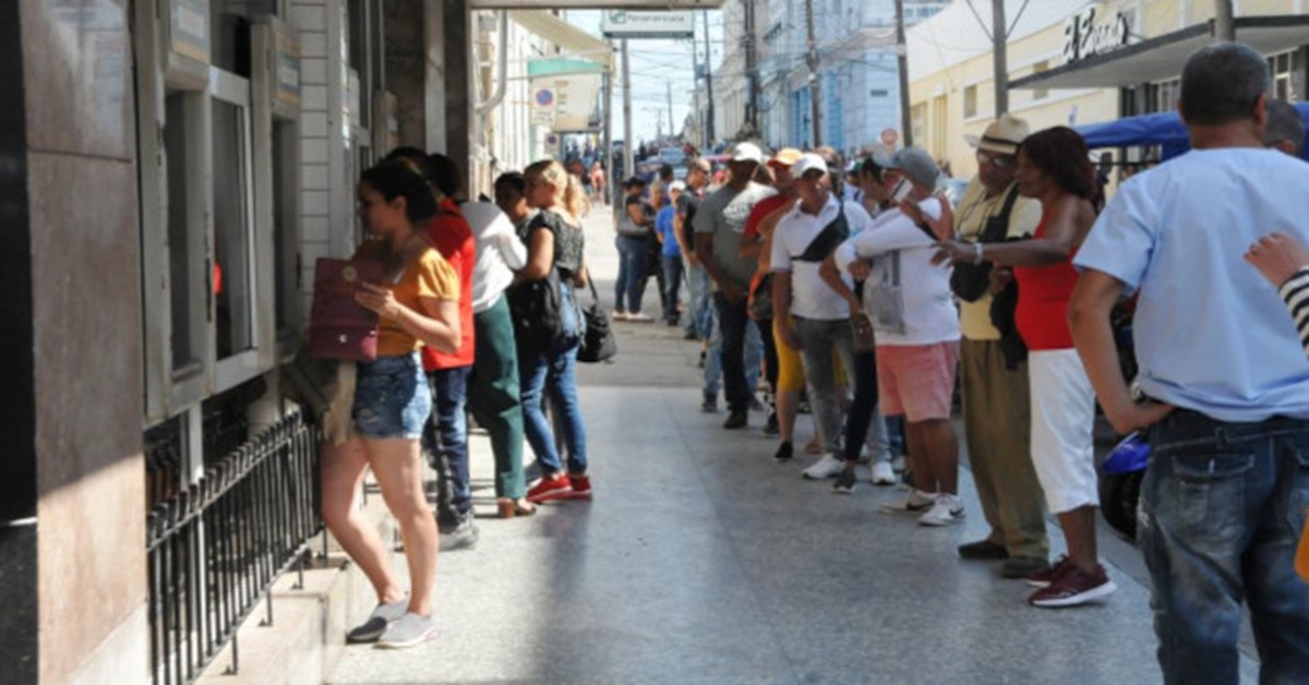 En la foto, una cola para sacar dinero en Cuba