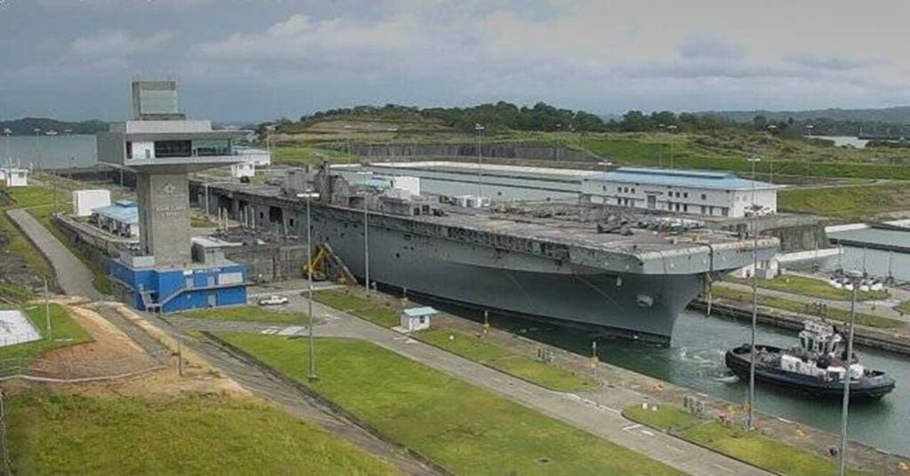 EEUU NEGOCIA QUE SUS BUQUES DE GUERRA PASEN 'GRATIS' POR EL CANAL DE PANAMÁ 8 En la foto, un navío de guerra de EEUU pasa por el canal de Panamá