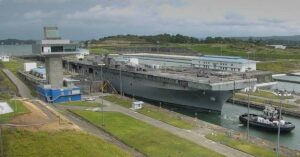 En la foto, un navío de guerra de EEUU pasa por el canal de Panamá