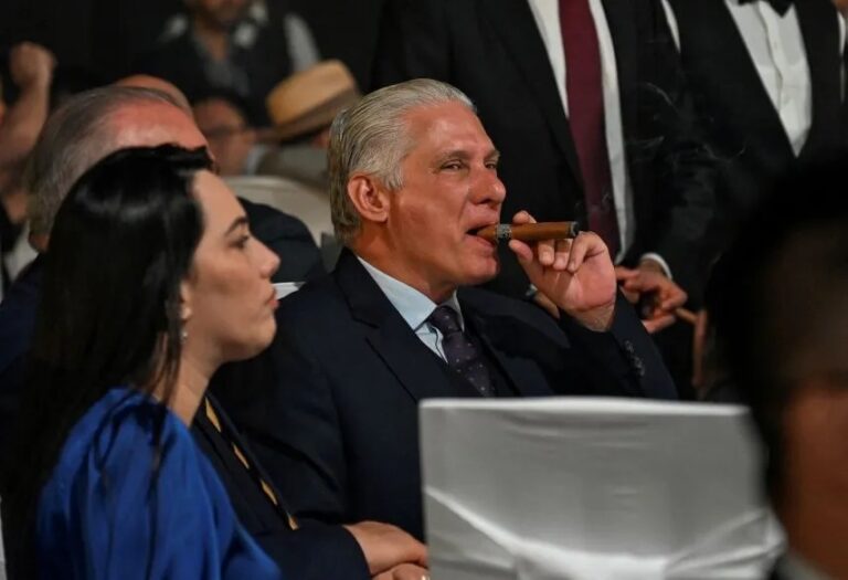 En la foto, el impuesto presidente de Cuba, Miguel Díaz-Canel, fuma un habano