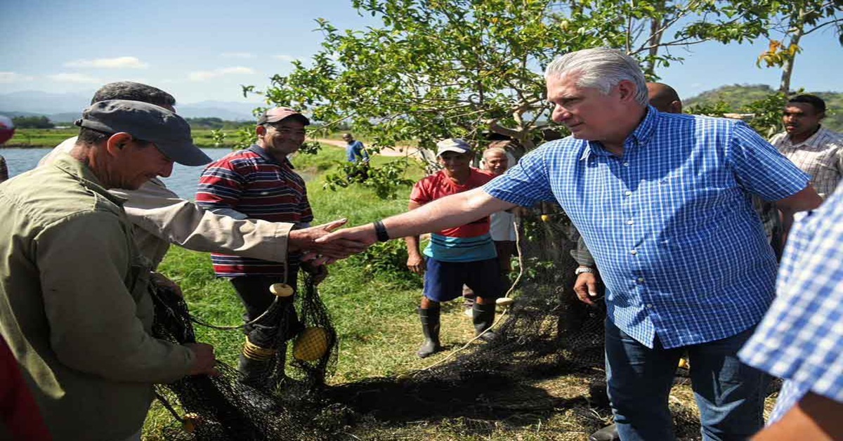 En la foto, Díaz-Canel saluda a unos campesinos