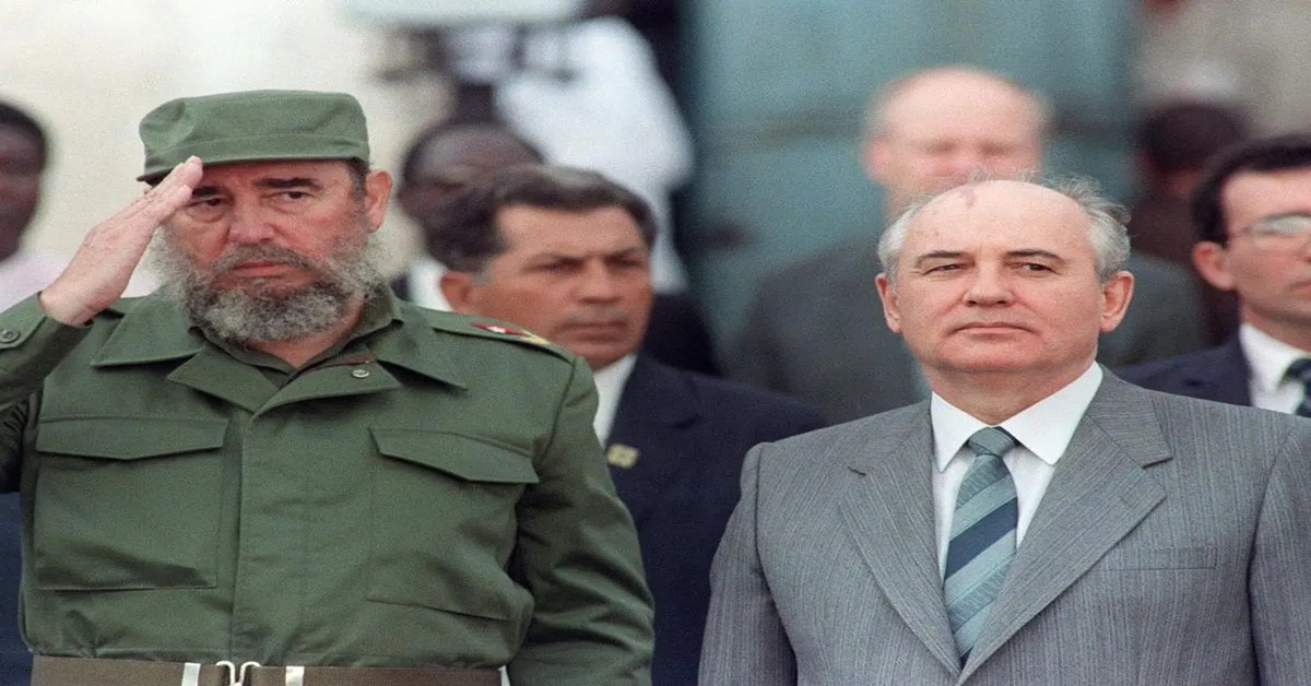 En la foto, un Fidel Castro visiblemente molesto, recibe en la Habana a Mijail Gorbachov