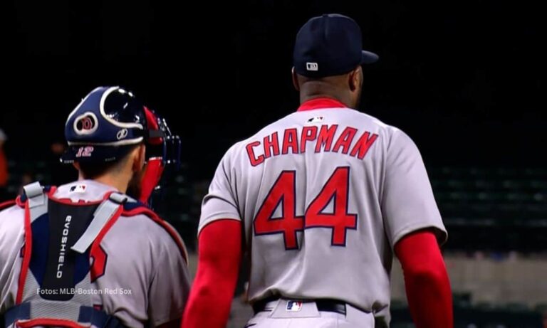 En la foto, Aroldis Chapman, el lanzador cubano de los Medias Rojas de Boston