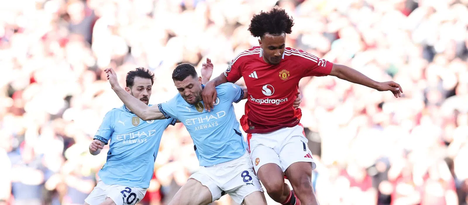 En la foto, una escena entre el partido entre el Manchester United y el Manchester City