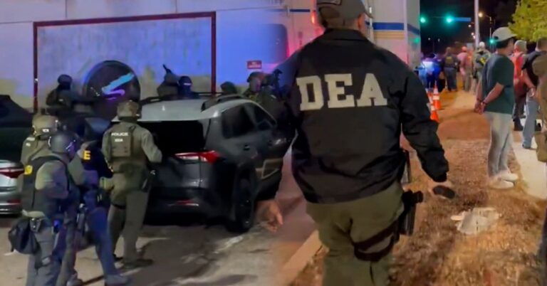 En la foto, momento de la detención en Colorado