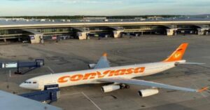 En la foto, un avión de Conviasa en tierra