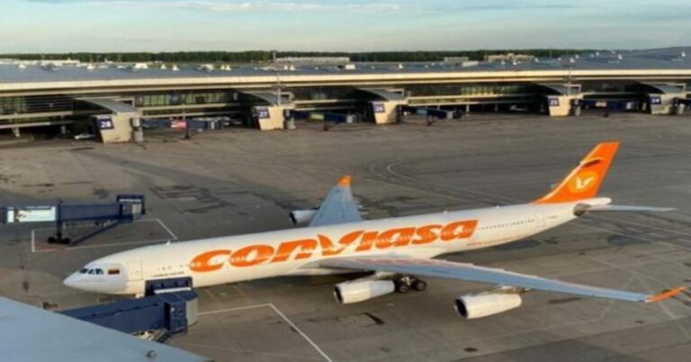 En la foto, un avión de Conviasa en tierra