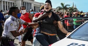 En la foto, represión en Cuba