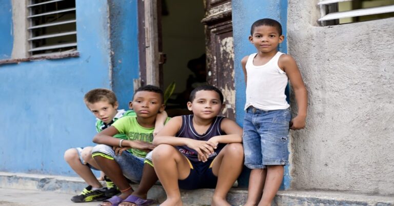 En la foto, niños cubanos en la puerta de una casa