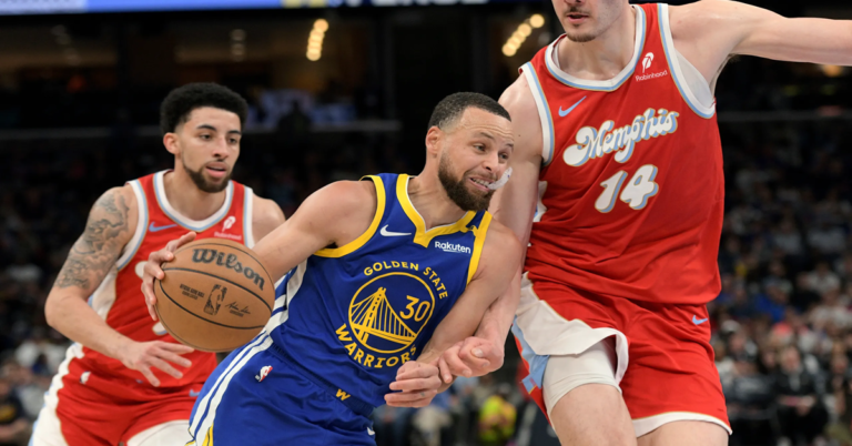 En la foto, momento del partido entre los Warriors y los Grizzlies