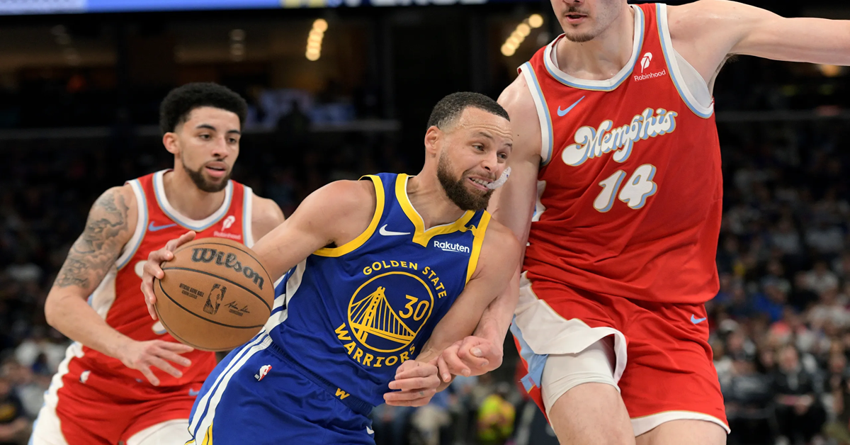 En la foto, momento del partido entre los Warriors y los Grizzlies