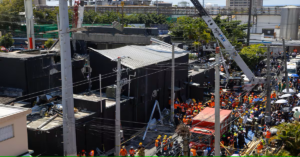 En la foto, labores de rescate en la discoteca Jet Sex en Santo Domingo