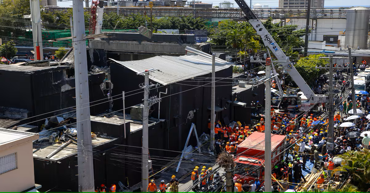 En la foto, labores de rescate en la discoteca Jet Sex en Santo Domingo