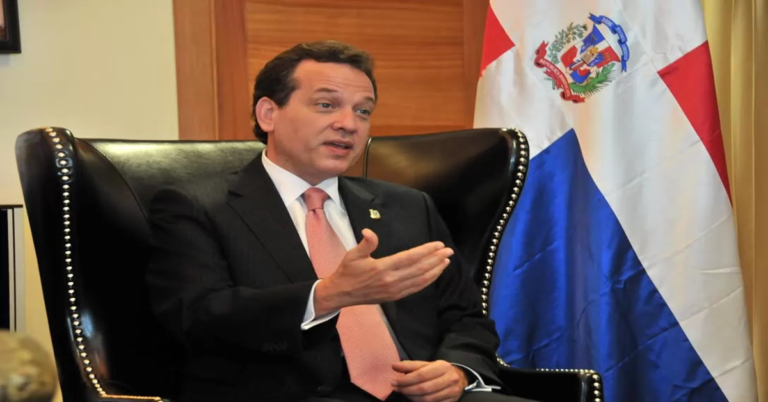 En la foto, ministro de Industria, Comercio y Mipymes, Víctor Bisonó