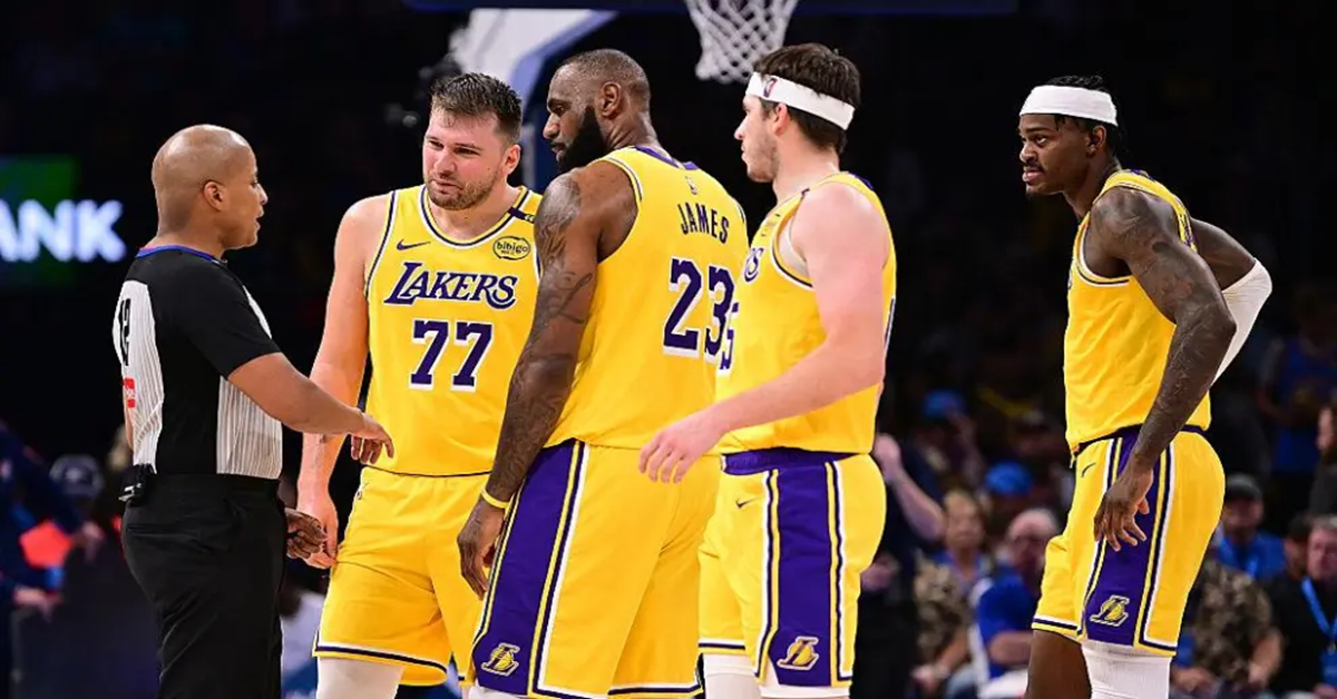 En la foto, jugadores de los Lakers hablan con el árbitro, en un partido de la NBA