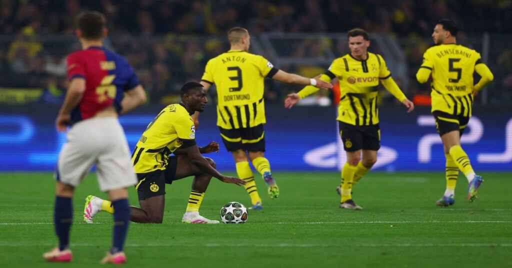 En la foto, una escena del partido entre el Borussia Dortmund y el Barcelona