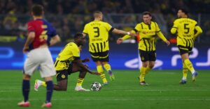 En la foto, una escena del partido entre el Borussia Dortmund y el Barcelona