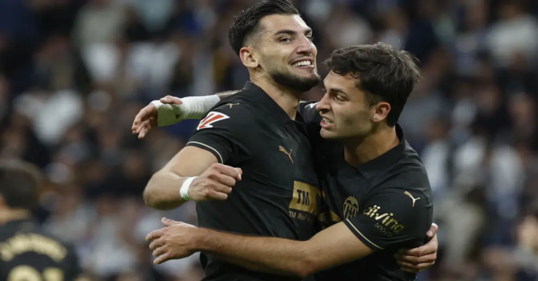 En la foto, Rafa Mir y Hugo Duro, artífices del gol de la victoria del Valencia sobre el Madrid